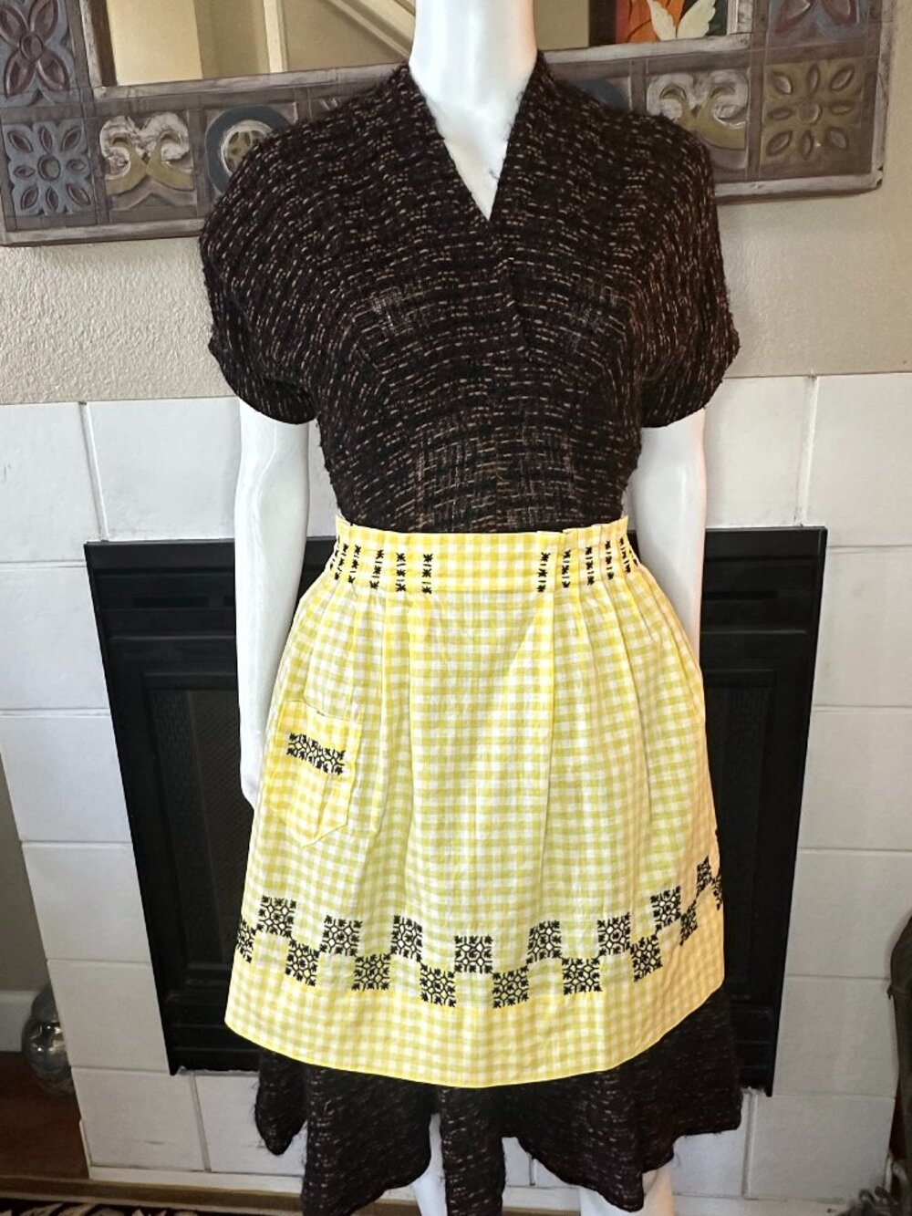 Vtg yellow Half waist plaid Apron pocket embroidered accent Handmade Tie Back